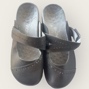 Vionic Twain Leather Slip On Mules 6 clogs cute​